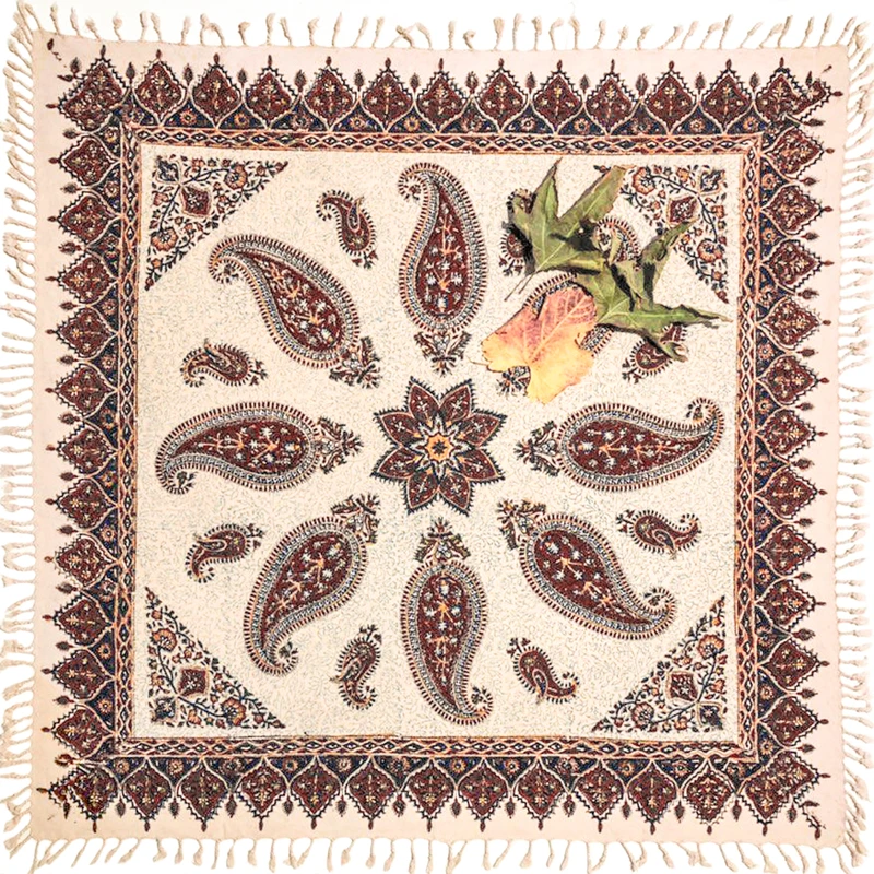 رومیزی قلمکارممتاز اصفهان اثر عطريان طرح بته جقه رناسی مدل G136 سایز 100*100سانتي متر