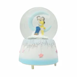 گوی موزیکال مدل پمپی چراغ دار طرح ماه عاشقی کد 8
