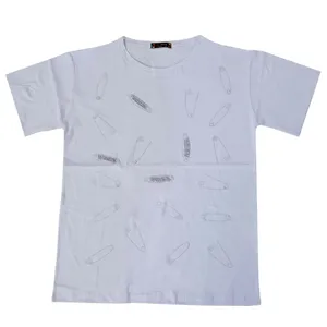 تی شرت  آستین کوتاه زنانه مدل سنجاق قفلی نگینی رنگ سفید