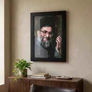 تابلو طرح رهبر شهید حضرت آیت الله خامنه ای در جوانی کد Tsb01 فریم مشکی