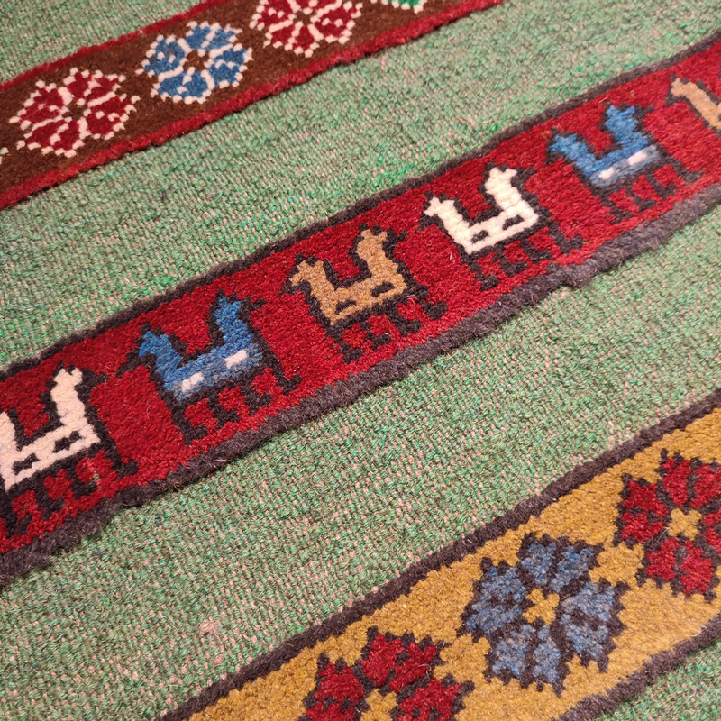 گلیم دستبافت یک و نیم متری طرح قشقایی کد SH 298