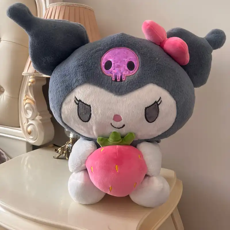 عروسک طرح کرومی مدل توت فرنگی بدست کد JIM110 ارتفاع 50 سانتی‌متر