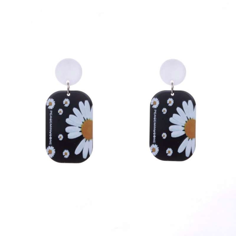 گوشواره دخترانه مدل فانتزی طرح گل بابونه گوشواره دخترانه مدل فانتزی طرح گل بابونه