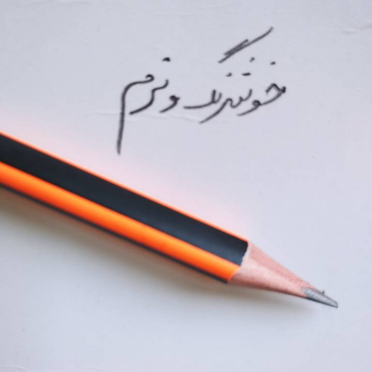 مداد مشکی کی ام تی با درجه سختی HB مدل سه گوشه طرح رنگین بسته 6 عددی