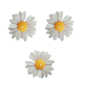 شمع دست ساز مدل گل بابونه مجموعه سه عددی