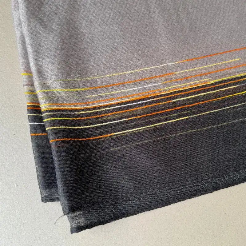 شال زنانه مدل حریر نخ ساده مهمانی مجلسی حاشیه خط دار کد 4