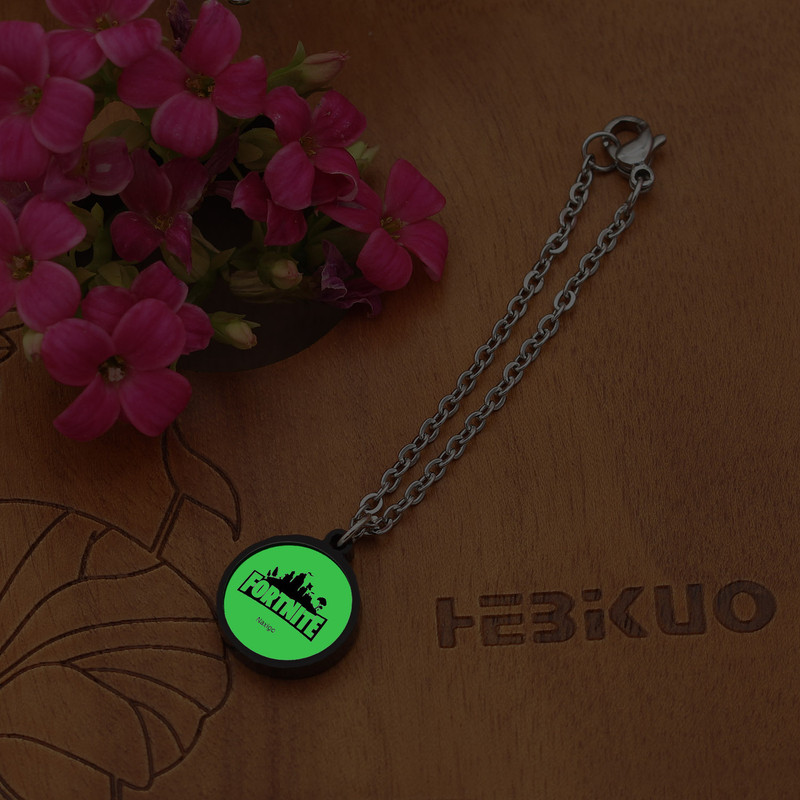 آویز ساعت زنانه ناکسیگو مدل شب تاب طرح فورتنایت کد AW7234