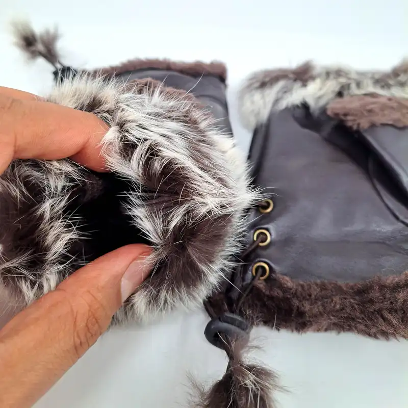 دستکش زنانه مدل نیم انگشتی خز دار کد 1061 رنگ قهوه ای تیره