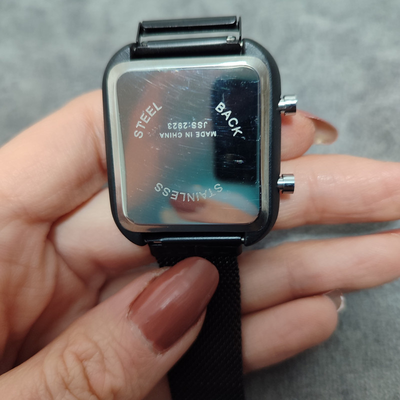 ساعت مچی دیجیتال مدل بند فلزی قفل مگنتی  کد 025