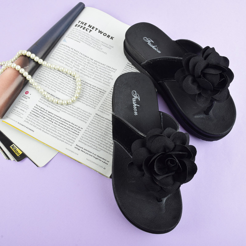 دمپایی لاانگشتی زنانه نیکتا مدل گلدار BK.2861