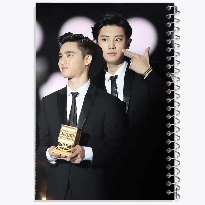 دفتر مشق 100 برگ خندالو طرح گروه اکسو EXO کد 13567