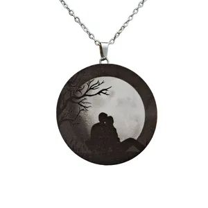 گردنبند مدل ماه شبتاب طرح عشق و منظره Art12