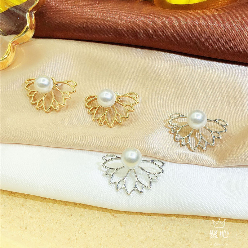 گوشواره زنانه مدل نیمه گل مرواریدی کد 00703 گوشواره زنانه مدل نیمه گل مرواریدی کد 00703