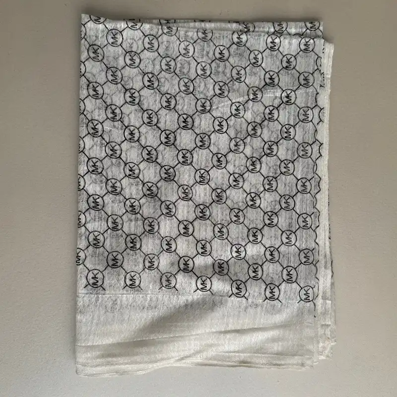 شال زنانه مدل حریر طرح دار مهمانی مجلسی حاشیه ویسکوز راه راه کد 4