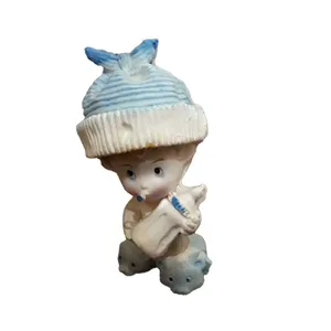 مجسمه مدل نوزاد پسر شیشه به دست