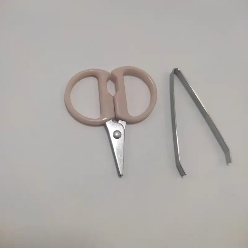 جعبه ابزار خیاطی مدل مسافرتی طرح خوک مجموعه 20 عددی