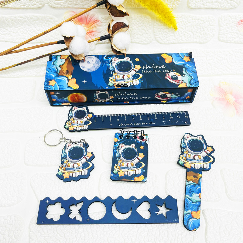 بسته لوازم تحریر مدل فضانورد در فضا مجموعه 6 عددی