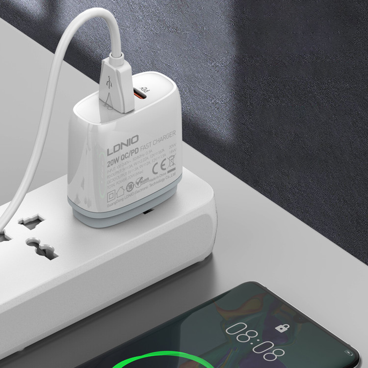 شارژر دیواری 20 وات الدینیو مدل Q229 به همراه کابل تبدیل USB-C
