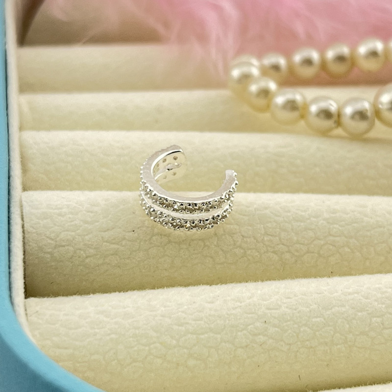 پیرسینگ نقره زنانه مدل حلقهای نگین دار پیرسینگ نقره زنانه مدل حلقهای نگین دار