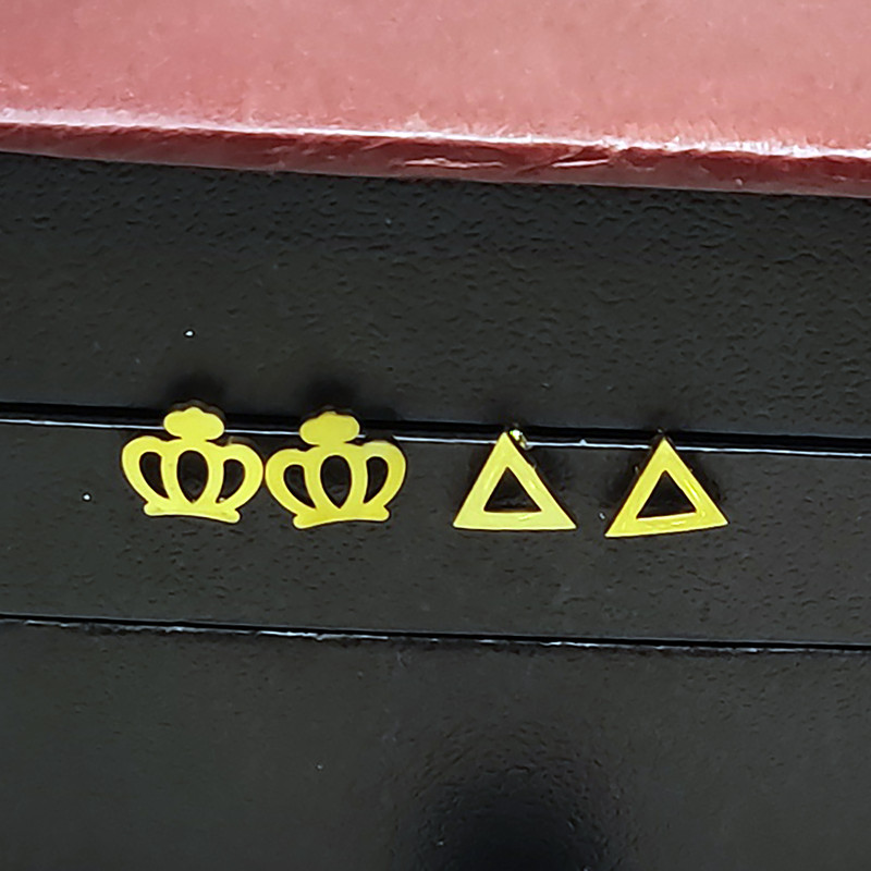 گوشواره زنانه طرح مثلث و تاج کد RKH_1657 مجموعه 2 عددی