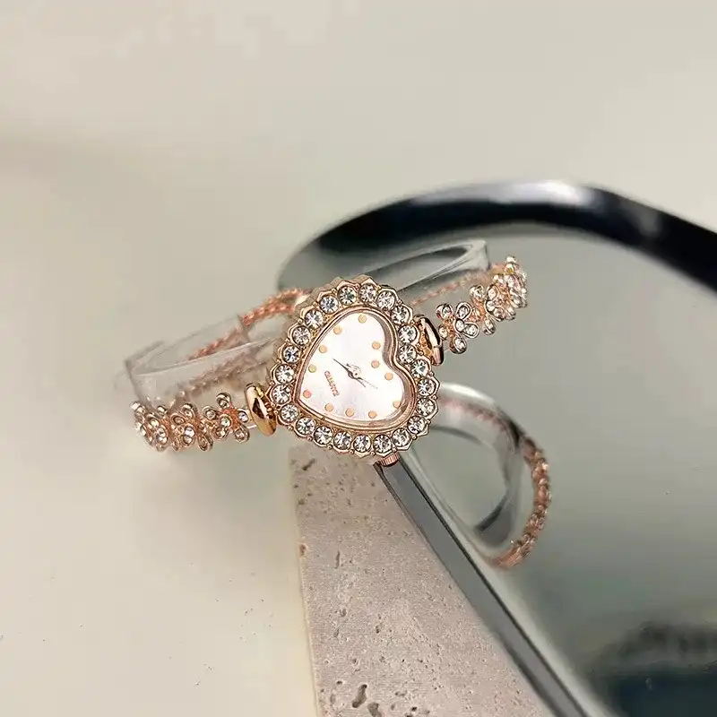 ساعت مچی عقربه ای زنانه مدل قلبی کراواتی پر نگین