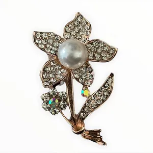 گل سینه زنانه مدل گل دار