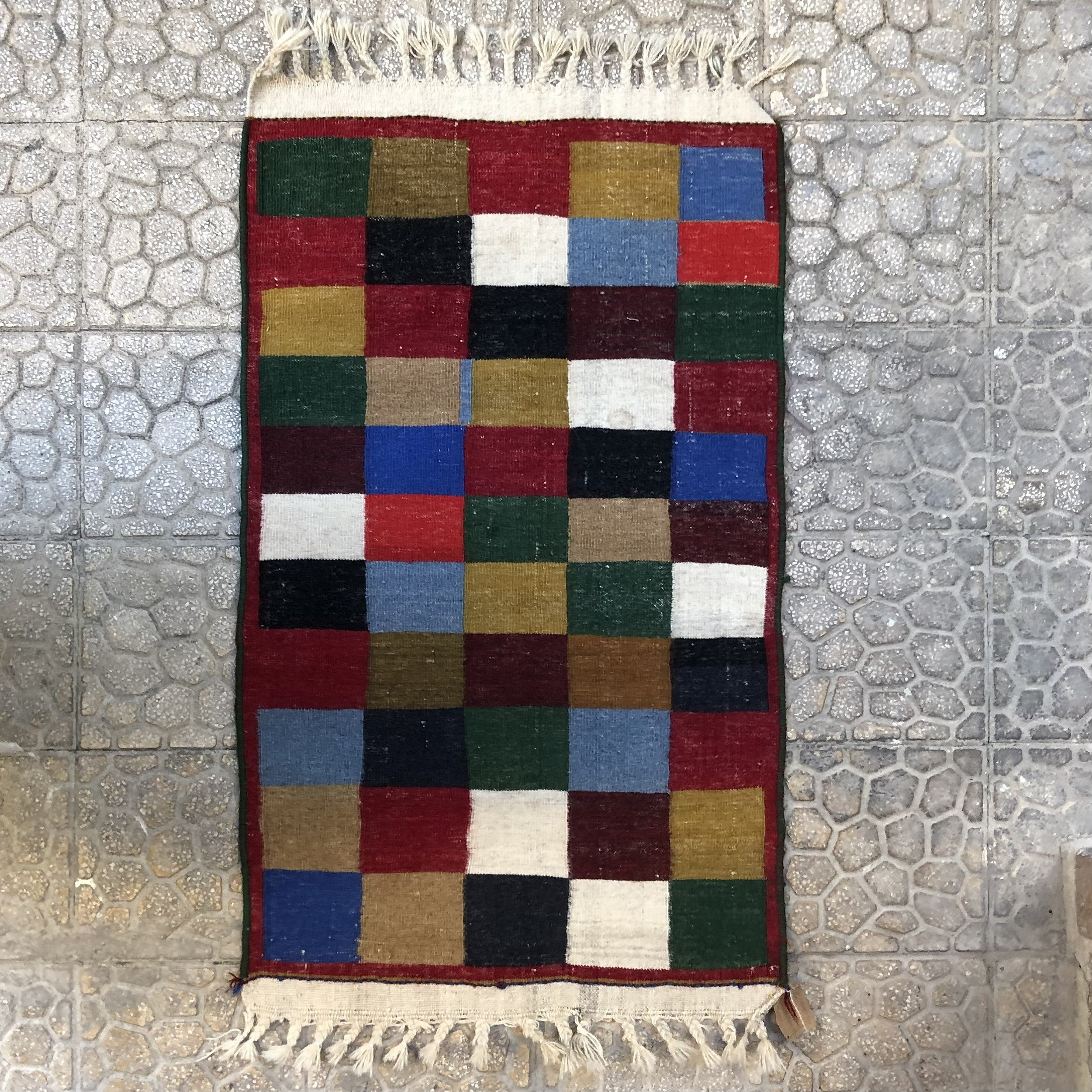 گلیم دستبافت طرح شطرنجی