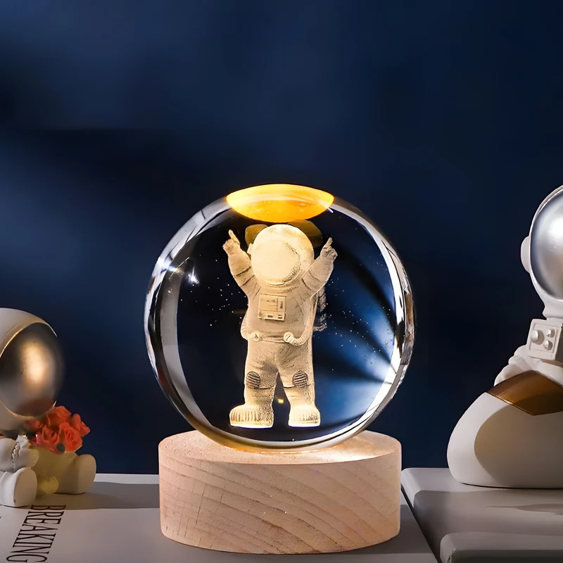 چراغ رومیزی مدل گوی کریستالی پایه دار طرح فضانورد ایستاده