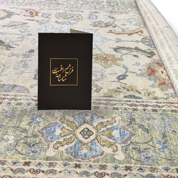 فرش ماشینی 1200 شانه فرش صرافیان زمینه طوسی حاشیه سبز روشن مدل دریم