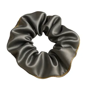 کش مو زنانه مدل ساتن ابریشمی طرح نوار طلایی