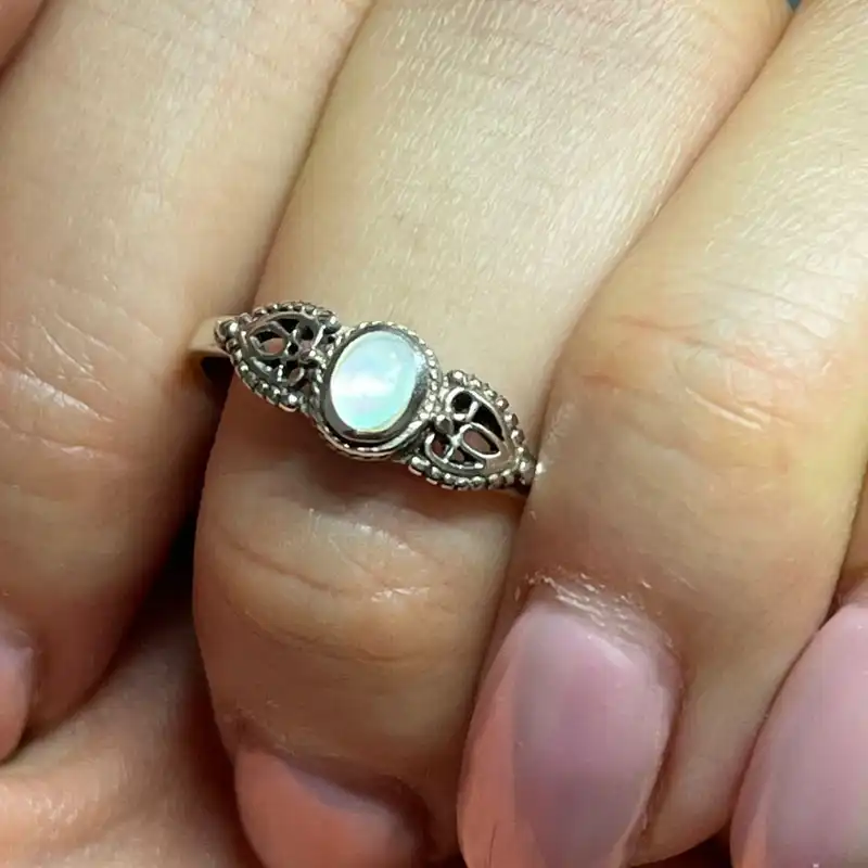 انگشتر نقره زنانه مدل صدفی 432