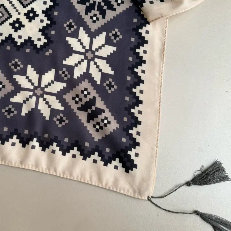 روسری زنانه مدل نخی سنتی طرح گلیمی قواره بزرگ منگوله دار چهار فصل کد 1