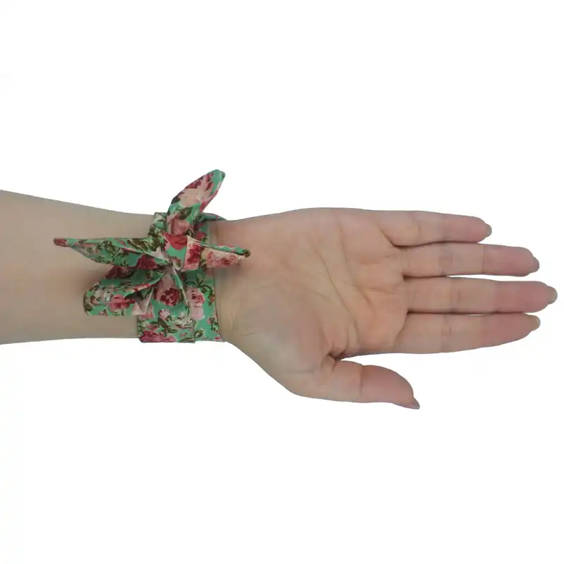 ساعت مچی عقربه ای زنانه مدل بند پارچه ای کد 4508