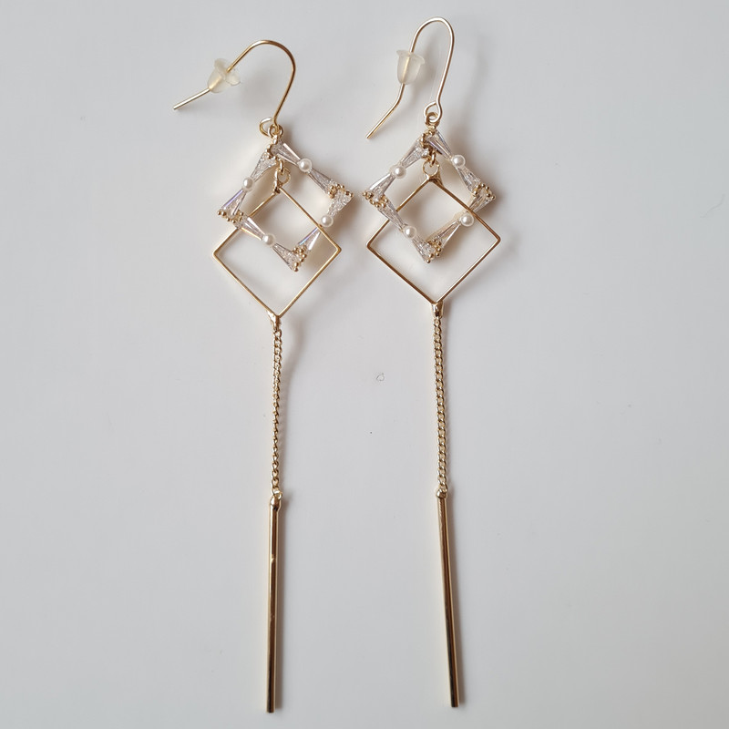 گوشواره زنانه مدل لوزی نگینی گوشواره زنانه مدل لوزی نگینی