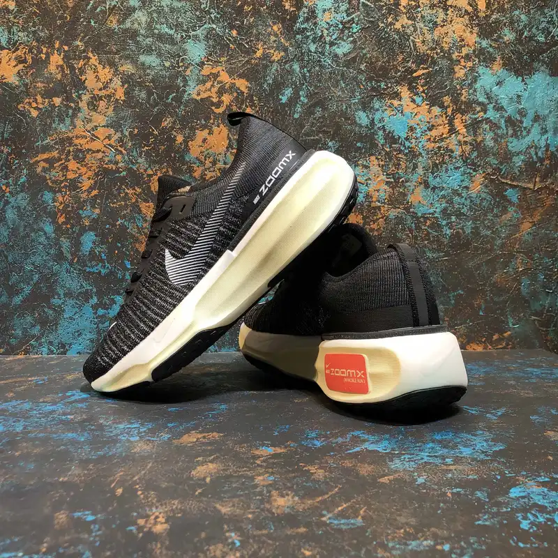 کفش مخصوص دویدن مدل    ZOOMX INVINCIBLE 3 BKWH-100065001