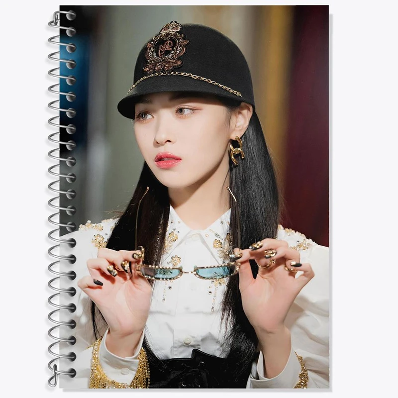 دفتر زبان 50 برگ خندالو مدل دو خط طرح ریوجین گروه ایتزی ITZY کد 20181