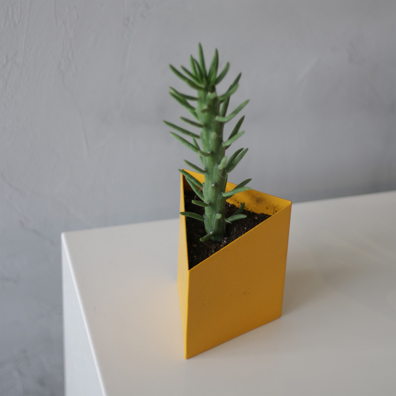 گلدان مدل Triangle-MEDIUM گلدان مدل Triangle-MEDIUM
