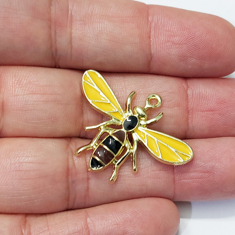 آویز گردنبند دخترانه مدل زنبور کد 1-34 آویز گردنبند دخترانه مدل زنبور کد 1-34