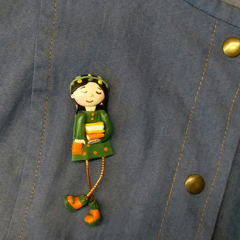 سنجاق سینه زنانه مدل دختر کتاب فروش کد SS106