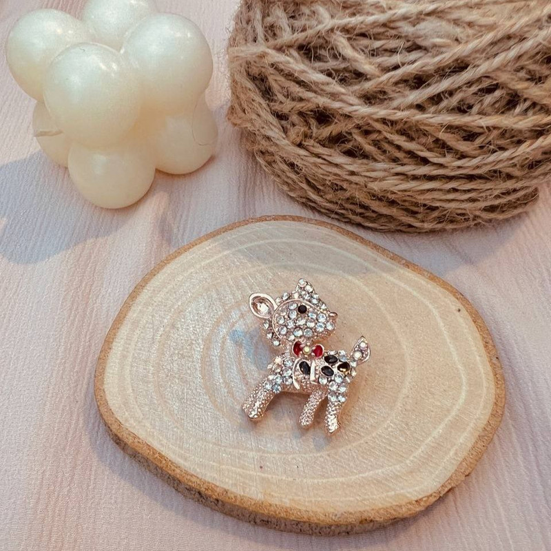 گل سینه زنانه مدل بره