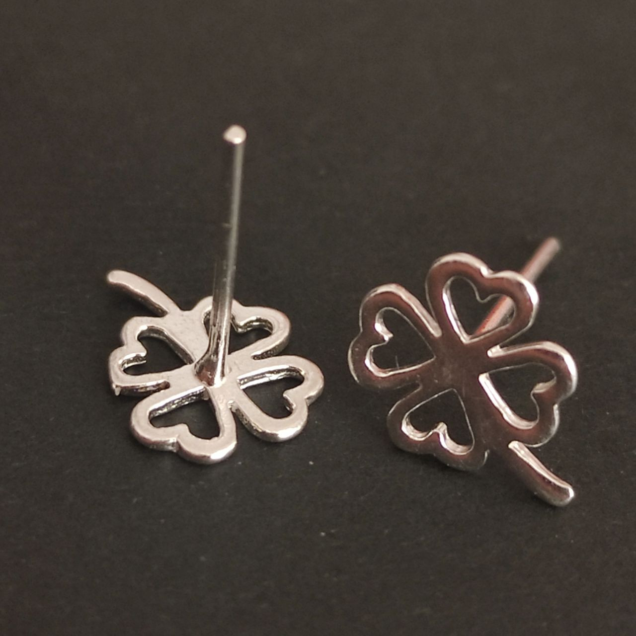 گوشواره نقره زنانه مدل شبدر چهاربرگ توخالی گوشواره نقره زنانه مدل شبدر چهاربرگ توخالی