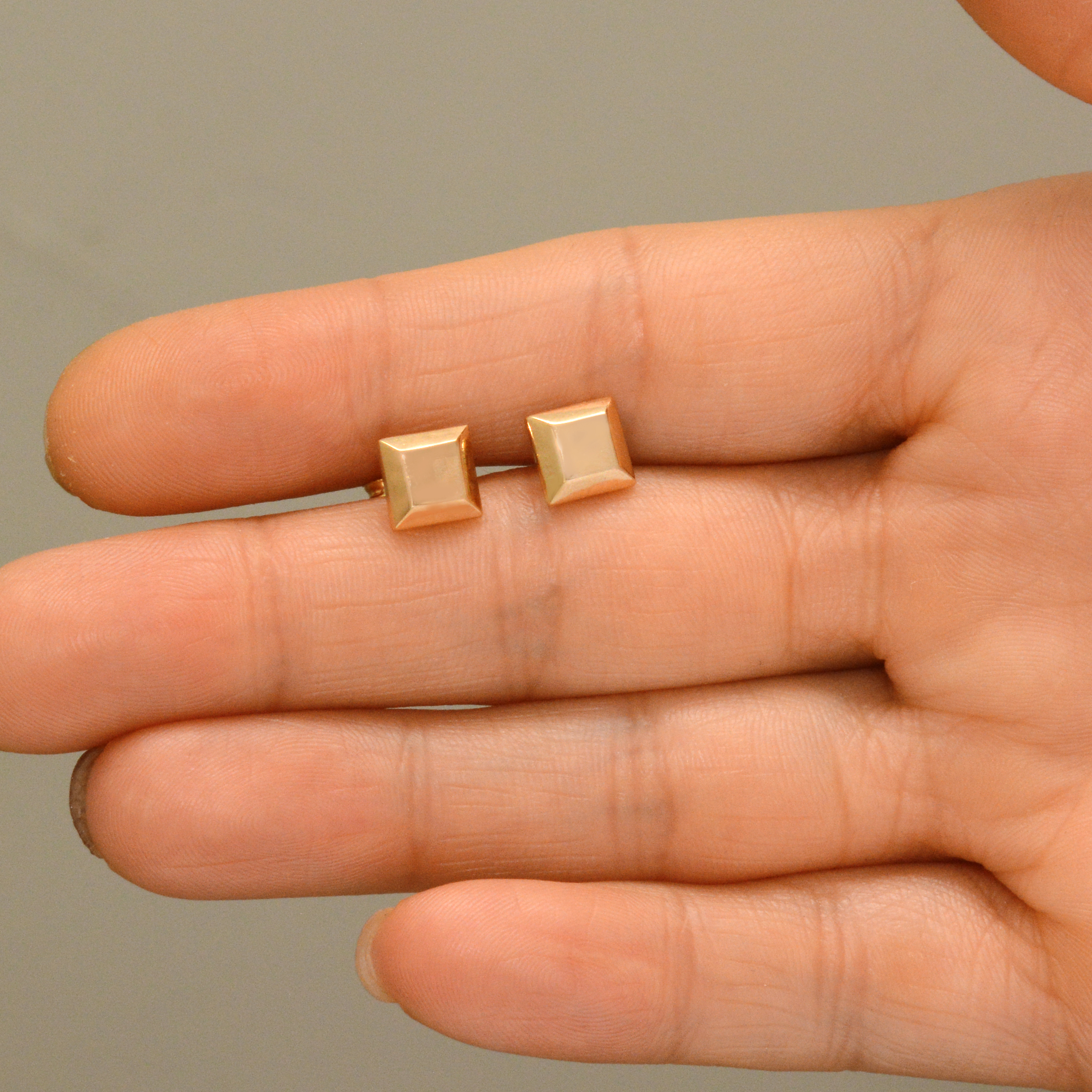 گوشواره طلا 18 عیار زنانه طلای مستجابی مدل مربعی کد 01