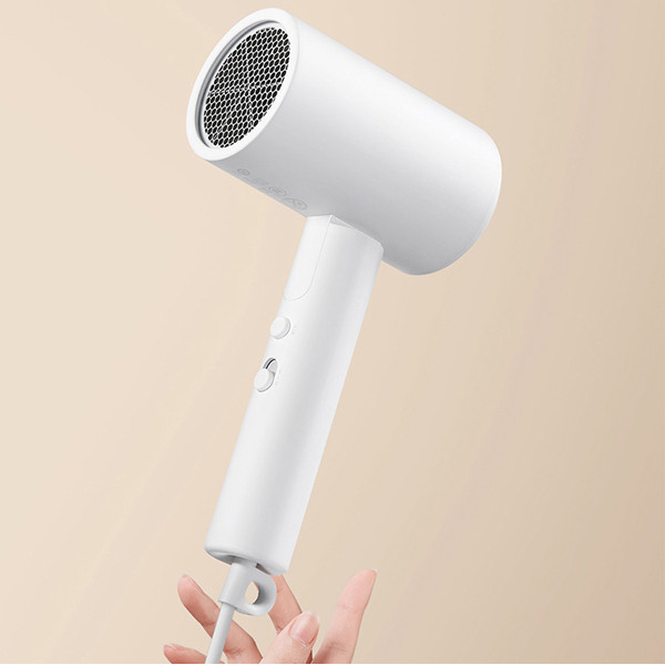 سشوار مسافرتی خانگی میجیا مدل H101، موتور AC با توان مصرفی 1600 وات، دارای قابلیت باد سرد، دارای حلقه آویختن، با حالت صاف‌کننده و حجم‌دهنده، وزن 500 گرم، تنظیم حرارت 2 حالته و کنترل سرعت 2 حالته، به همراه 1 عدد سری متمرکزکننده باریک