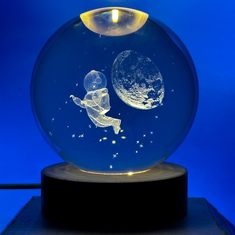چراغ خواب مدل گوی کریستال سه بعدی طرح فضانورد و ماه کد 1US