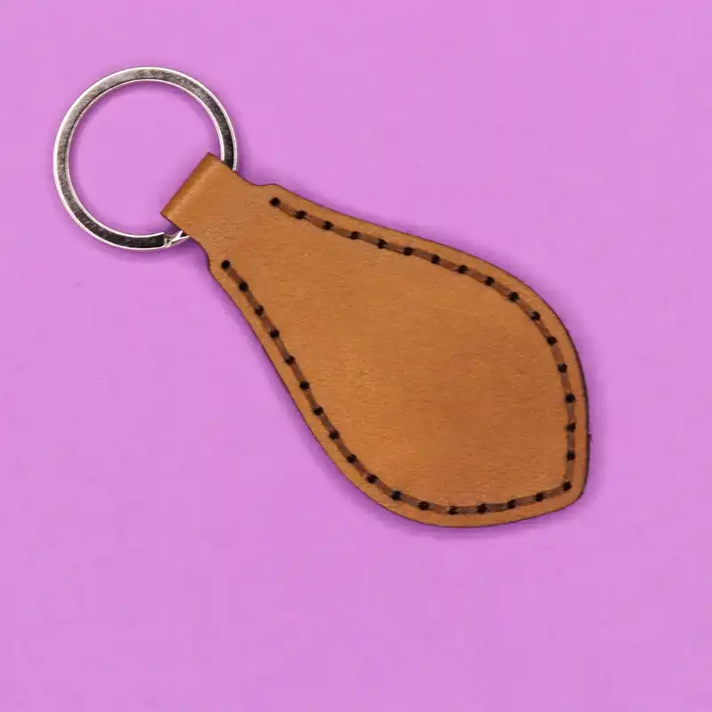 جاکلیدی چرمی مدل سزار دستدوز