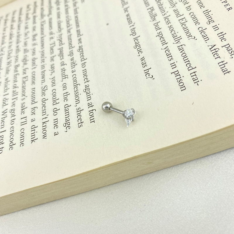 پیرسینگ گوش زنانه مدل تک نگین مثلث کد P4261