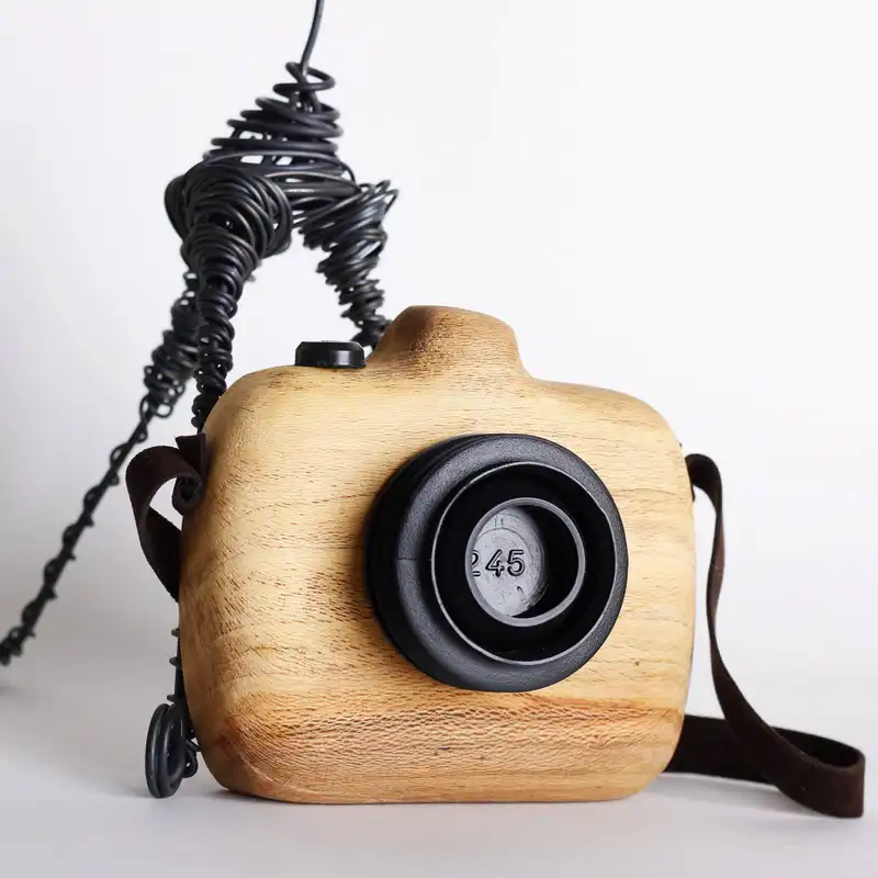 مجسمه چوبی کارکیا طرح دوربین عکاسی کد W18 همراه با پایه