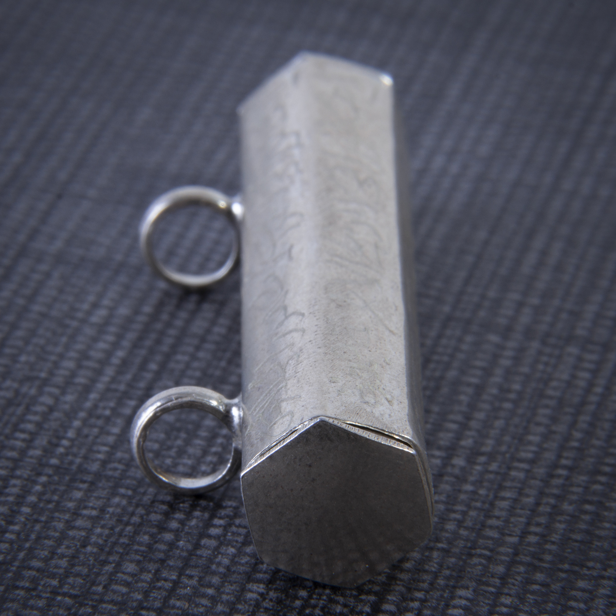 آویز گردنبند نقره بازرگانی میلادی مدل استوانه ایی در دار کد PKD_031