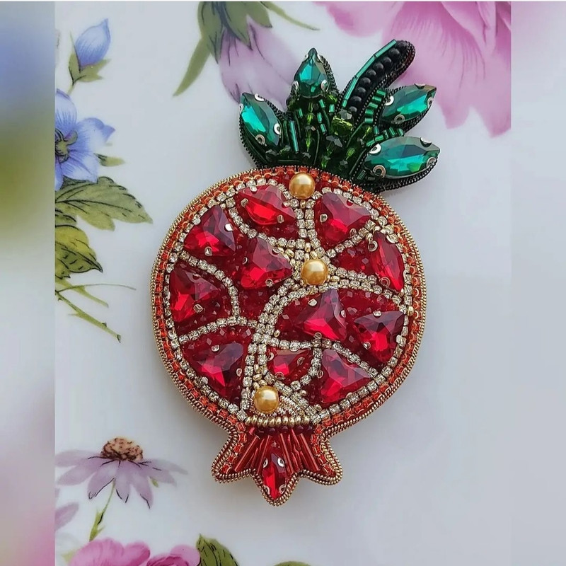 سنجاق سینه زنانه مدل انار یلدایی