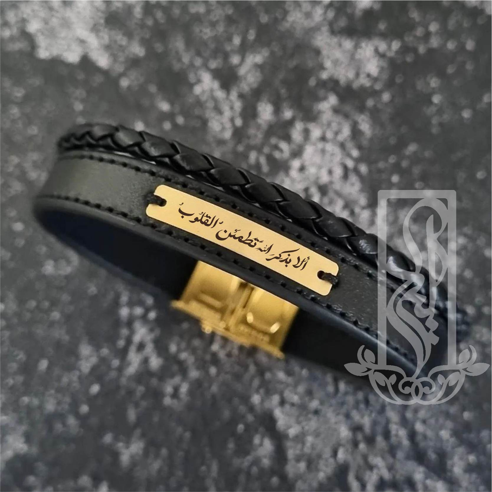 دستبند طلا 18 عیار مردانه لیردا مدل أَلا بِذِكْرِ اللَّهِ تَطْمَئِنُّ الْقُلُوبُ 833